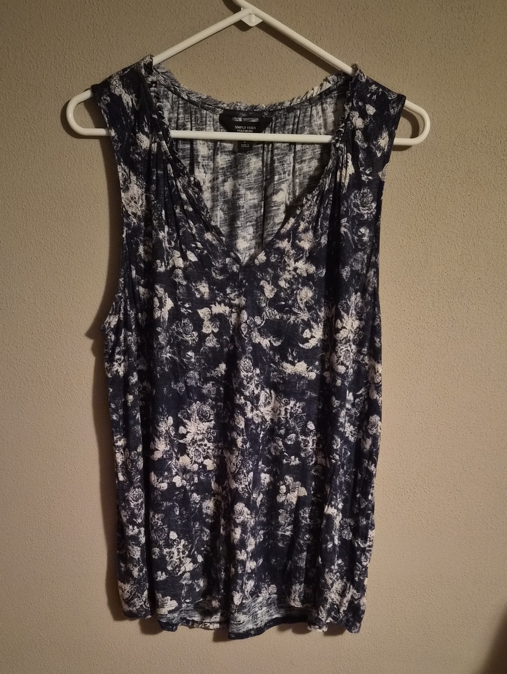 Simply Vera Floral V-Neck Sleeveless Tank Top in Navy/White